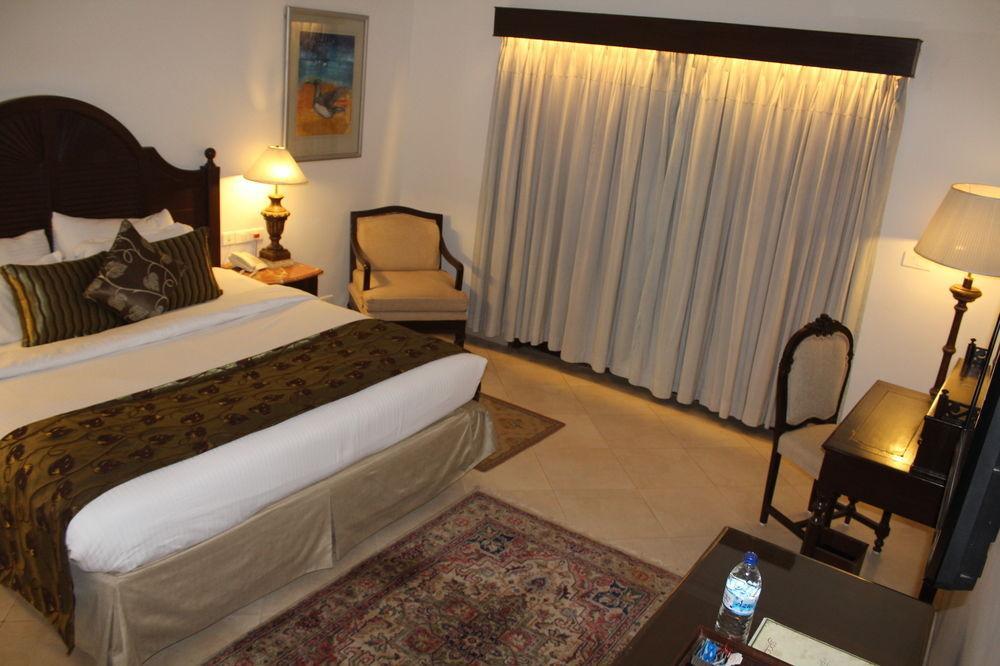 Club Mahindra Acacia Palms Hotell Colva Exteriör bild
